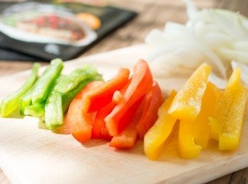 step2: 把洋蔥和三色彩椒切條備用。
