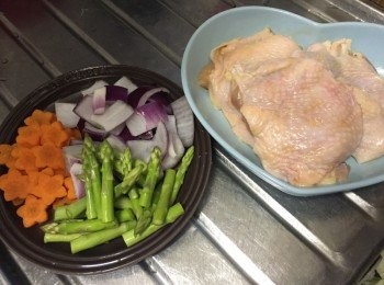 step2: 紫洋蔥切片, 甘荀切片, 露荀沖洗後切段, 將甘荀及露荀汆水, 期間加少許鹽調味,後瀝乾備用