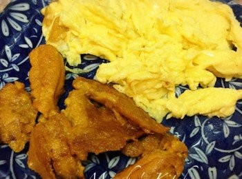 step2: 將雞蛋打散，加入1/3份量的海膽打匀。如有需要可加白胡椒粉。再次燒熱油鑊，倒入一半雞蛋炒成滑蛋，盛起備用。