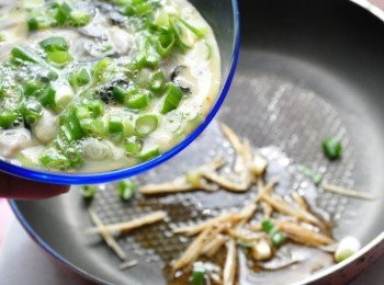 step4: 再將蛋液輕輕的到入鍋中滾煮