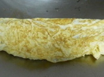 step5: 鍋中的蛋皮放入蘿蔔糕.捲成蛋捲狀.