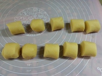 step12: 取出菠蘿面皮,搓長,平均分成十份(剛從雪櫃取出時會比較硬身,搓幾吓會回軟)