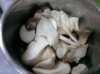 step2: 杏包菇切片~用滾水燙過瀝乾~(這麼做可以少掉一些菇味~)