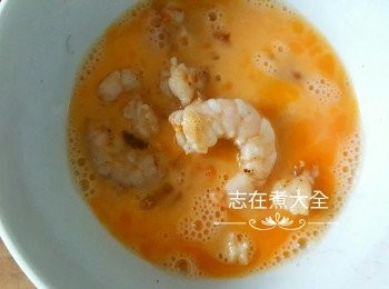 step3: 蝦仁加入蛋液拌勻