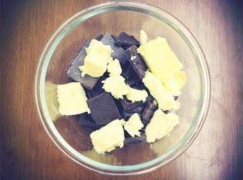 step1: 巧克力和奶油分成一小塊一小塊~~ 放進微波30秒~1分鐘加熱融化!!!