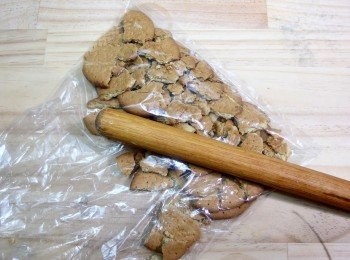 step2: 製作<span class="group_2">餅皮</span>,餅乾放入較厚的食物袋中,用桿麵棍敲碎。