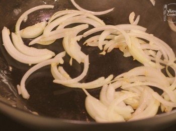 step5: 加入洋蔥炒至軟身