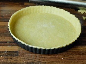 step5: 將麵糰鋪在派盤內，用刀修剪圍邊