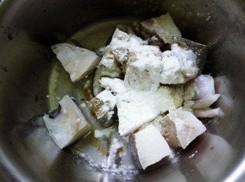 step1: 鱈魚洗淨切塊用<span class="group_4">醃料</span>抓勻備用，