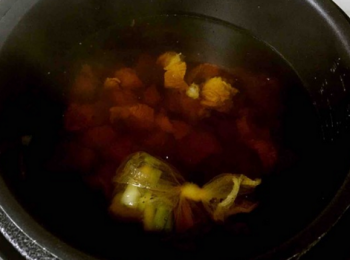 step4: 牛腩倒入電壓煲中，加適量热水。再加入<span class="group_3">調料</span>和香料袋，蓋上鍋蓋，壓20分鐘。