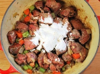 step4: 撒上麵粉，翻炒至材料外表均勻裹上麵粉