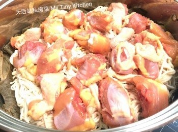 step4: 做去(順序放材料於蒸架上，平均分佈)
1. 2層荷葉
2. 上海麵
3. 雞件
4. 大火蒸15分鐘
5. 平均舖上薑葱蓉
6. 再蒸3-5分鐘即成