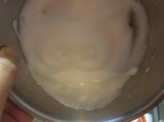 step7: - 把盛蛋白的碗徹底抹乾，蛋白加入檸檬汁用打蛋器打起硬性發泡(碗倒轉蛋白不倒)