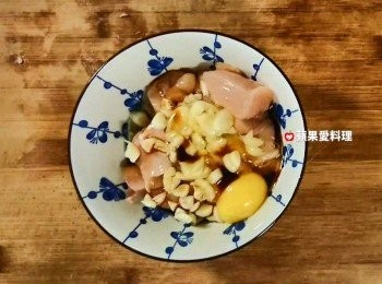 step2: 碗中放雞肉、蒜頭、蛋、醬油，用手抓一抓，放冰箱冷藏醃1天。