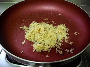 step1: 放入豬油把蝦皮爆香，