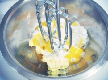 step2: 用電動打蛋器攪拌均勻~~