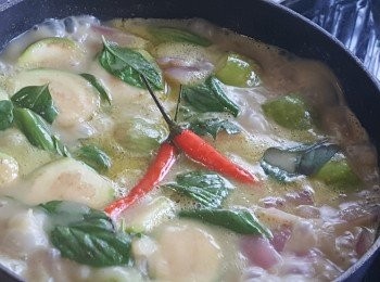 step9: 拌勻後加入椰漿, 煮滾後即可。