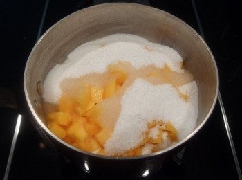 step3: 再加入糖及檸檬汁。再次煮滾。