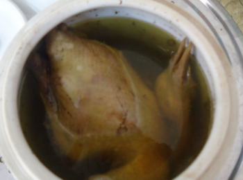 step4: 放入電壓鍋按燉湯60分鐘，就做好了。燉湯拿出來後加入適量的鹽就可以食用了。