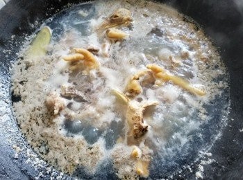 step7: 用薑片，黃酒將螺頭，豬骨，雞殼出水去腥