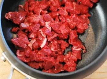 step2: 取一小湯鍋以中火加熱橄欖油，放入羊肉拌炒至顏色變淺白