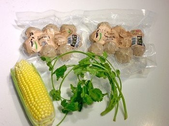 step1: 將貢丸切十字，香菜洗淨切碎，玉米洗淨切塊備用。