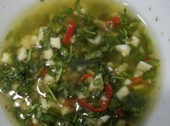 step1: 香草切碎或用攪拌機打碎。拌入蒜茸，橄欖油，鹽，檸檬汁及辣椒碎；拌成沙律汁。