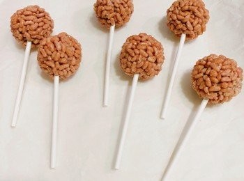 step5: 餘下的朱古力脆脆，可搓成一個個小圓球，再放入紙棒。