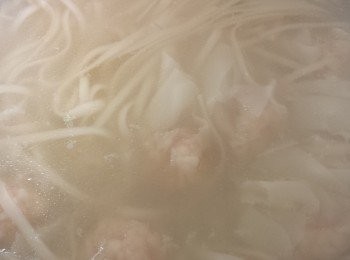 step3: 再加入奶油麵煮至熟透。