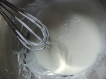 step2: 將所有粉類加生油拌勻,再慢慢加水開成脆漿,蓋上布待脆漿靜止15分鐘