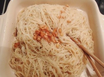 step6: 起鍋後將米粉裝盤,淋上滷汁後撒上少許油蔥酥。