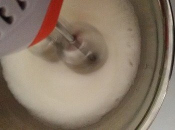 step6: 打到泡沫細膩，就加第二次糖