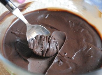 step6: 巧克力稍微凝固，用一大匙挖出巧克力，手心沾少許可可粉（以防巧克力太黏手），將巧克力搓圓