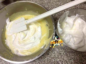 step4: 蛋白+糖（分3次加入）打至乾性發泡
打發的蛋白一點一點的加入蛋黃糊中拌勻