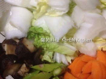 step4: 白菜切斜片、香菇、紅蘿蔔切片、蘆筍切斜段