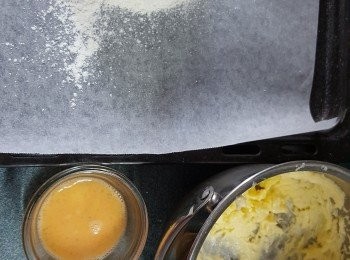 step4: 將已經過篩的粉，半隻雞蛋，30g南乳加入已經打好的牛油內