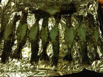 step2: 用剪刀從背面剪到尾，去腸