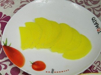 step5: 切好黃蘿蔔，並將<a href="https://bit.ly/3EZL8dD" target="_blank" data-keyword="雞胸" class="guide-link"><strong>雞胸</strong></a> <span style="display:inline-block;vertical-align:middle;margin-top:-3px;color:initial;border-radius:3px;padding:2px 3px;font-size:12px;line-height:14px;background:#87d300;color:#fff;">即買</span> 肉撕成肉絲