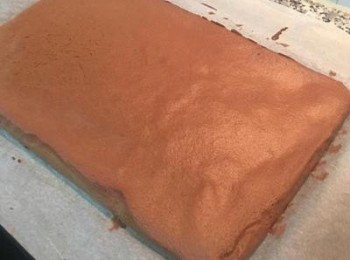 step12: 烤好後要馬上將蛋糕放到網架上,並將週邊的烘焙紙往下拉.放置到完全涼透!!