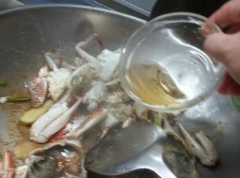 step6: 加入2湯匙水,蓋上蓋煮約2分鐘