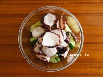 step6: 將所有的<span class="group_1">食材</span>均勻混合，盛盤後再灑上白芝麻就完成了。