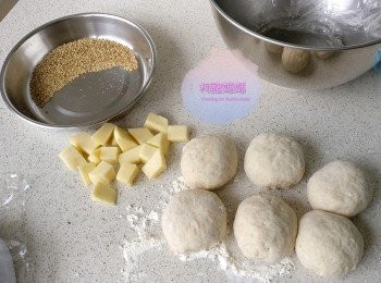 step3: 1小時後，準備芝士粒(柯豬媽買咗西班牙牛奶芝士，見佢sodium得100mg/100g， 所以買嚟試下，購自Aeon Supermarket)， 切做小骰仔嘅size，大約要24-30粒。 喺工作枱球倒出麵糰，雙手沾麵粉壓扁麵糰以排出空氣，再分做6份 (每份約60g)。