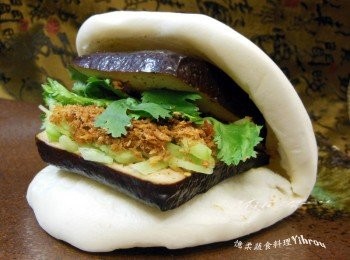 step1: <span class="group_2">滷汁</span>先煮滾試好味道.再加入大黑豆干滷至入味.割包放入蒸鍋蒸軟,滷好的大黑豆干切開.均勻鋪上素鬆、花生粉、香菜、小黃瓜絲.好吃的割包就完成了^^