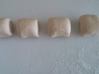 step1: 可做12隻                       
中筋麵粉 210g
低筋麵粉 70g
鮮奶 100ML
椰奶 80ML
糖 40g
鹽 2g
酵母 3g