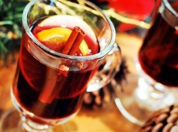 step2: 「Mulled Wine 香料熱紅酒」的親朋好友們很多，將紅酒改成Apple Cider（非蘋果西打汽水，而是一種帶有氣泡的蘋果酒）就成了英國pub裡常見的「Mulled Cider 香料熱蘋果酒」；改成蘋果汁、柳橙汁或蔓越莓汁就是「Mulled Juice 香料熱果汁」 ，小朋友也能喝。