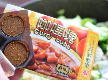 step3: 接著放入黑糖及咖哩塊調味~ 可愛小巧的圓形咖哩塊，用多少拆多少，方便又保持新鮮，超方便實惠。