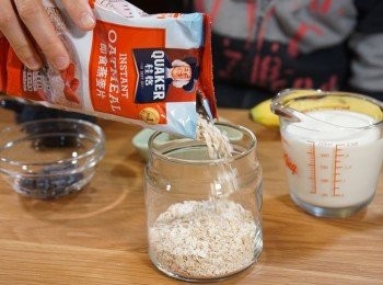 step1: 先把燕麥片倒入密封的容器內。