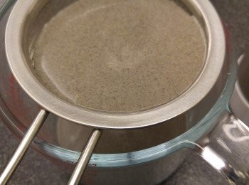 step3: 再將芝麻漿過篩一次,如想更滑可過多一次篩。