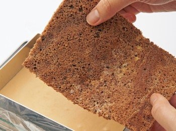 step24: 將23翻面並放到已經冷卻凝固的19上，表面也滿滿塗上潘趣酒。