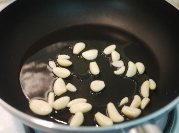 step7: 鍋裡放入油(放多一點,方便待會取出油備用),把蒜頭放入炸至金黃色後取出.